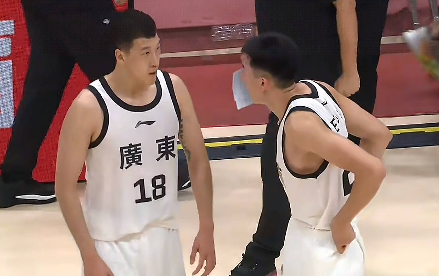 球与卡位依, 联赛锋线上 球与卡位依, 联赛锋线上